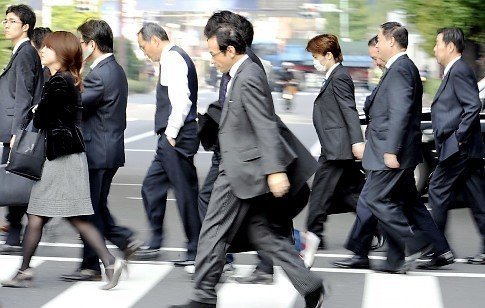Japanese businessmen walk with their head down in Tokyo on November 17, 2008. Japan's economy slipped into recession in the third quarter as companies slashed investment to weather the financial crisis. Japan's economy contracted by 0.1 percent in the three months to September, after shrinking 0.9 percent in the second quarter of the year, according to a preliminary estimate released by the Cabinet Office.    AFP PHOTO / Yoshikazu TSUNO (Photo credit should read YOSHIKAZU TSUNO/AFP/Getty Images)   Original Filename: 83714873.jpg
