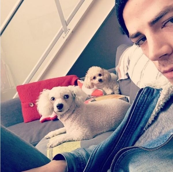 Grant in compagnia dei suoi cagnolini Nora e Jett!