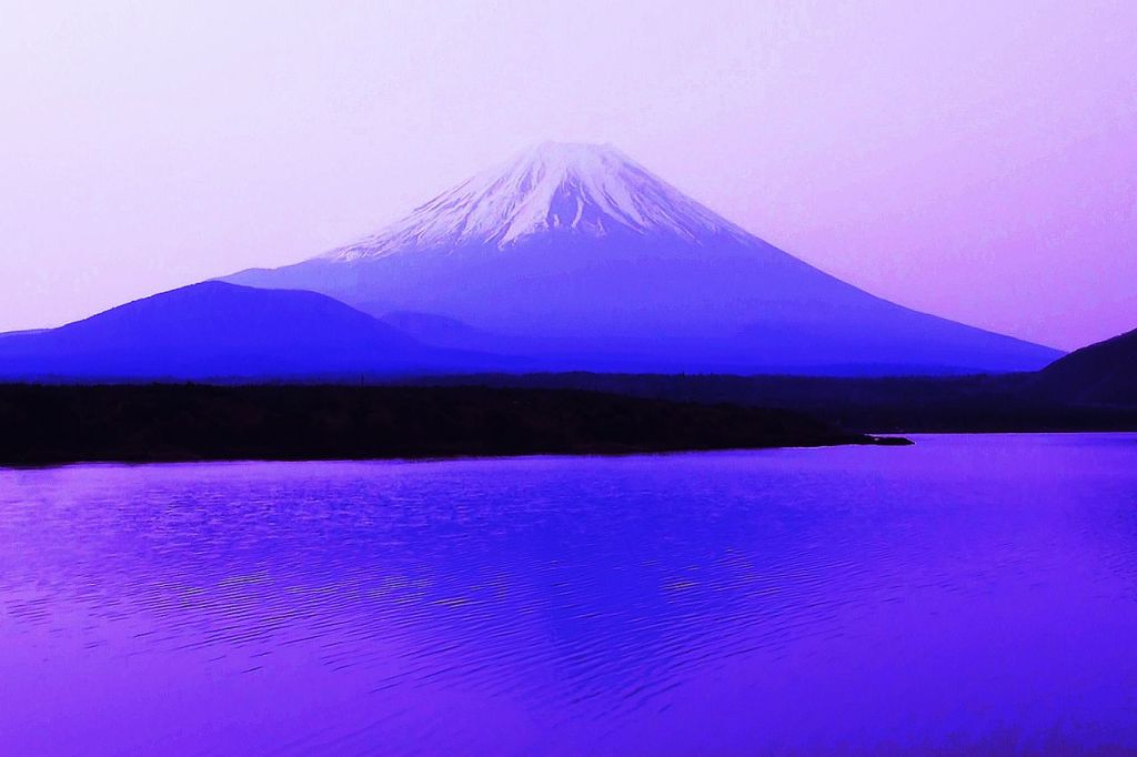 Lake_Motosu_break_of_day_purple_color